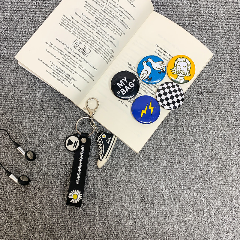 DIZZY SHOE HANGER + LH5 BADGE